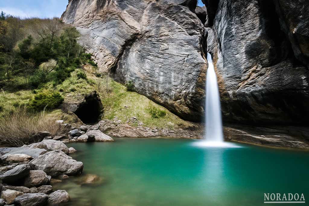 Poza y cascada, Saldo de Escarrilla en el Valle de Tena. 