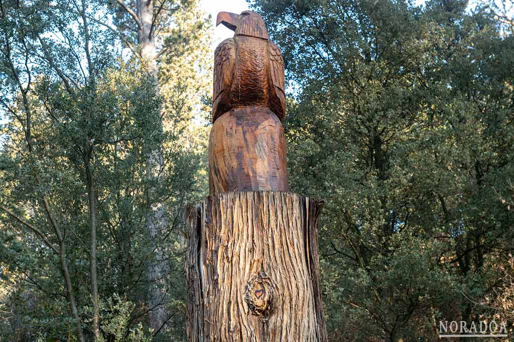 Figura de un águila tallada en madera