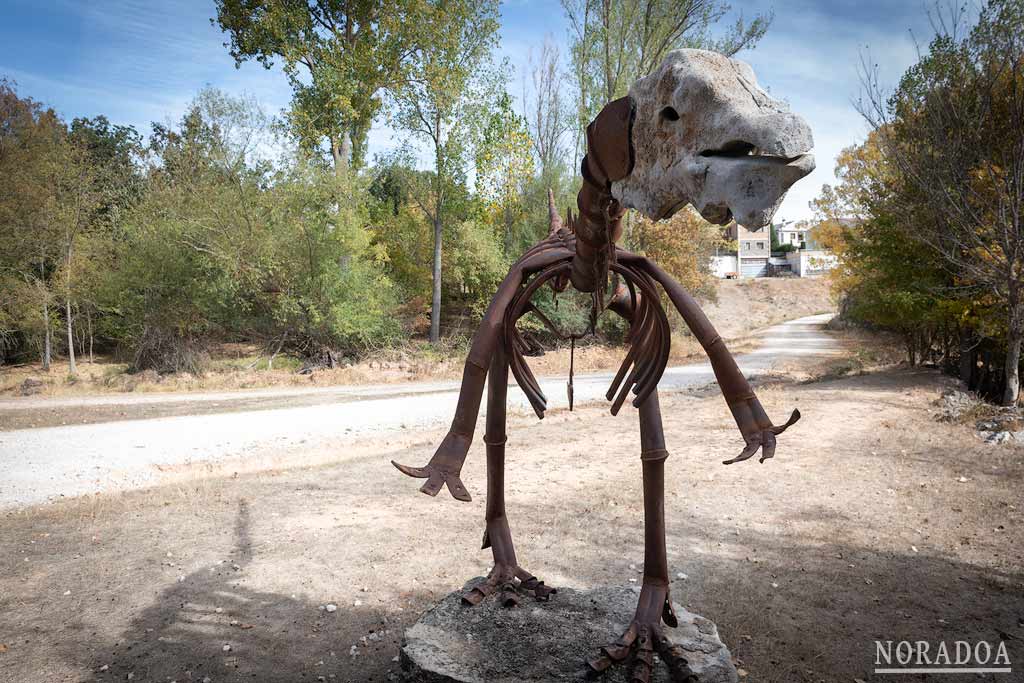 Dinosaurio a la entrada del Sendero de la imaginación en Hortigüela, Burgos