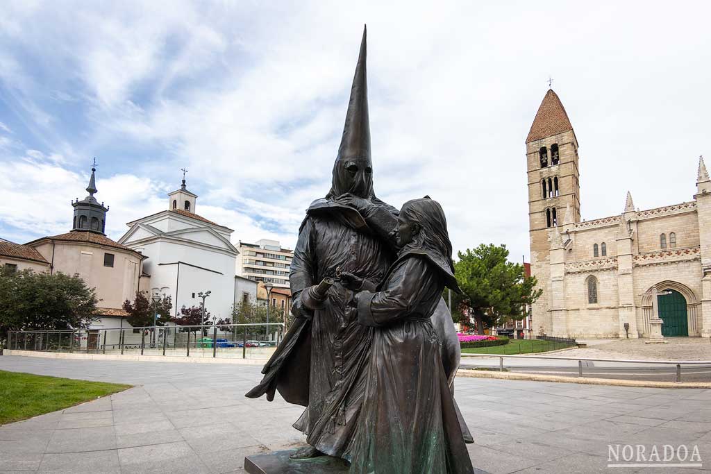 Estatua frente a iglesia de Santa María de La Antigua