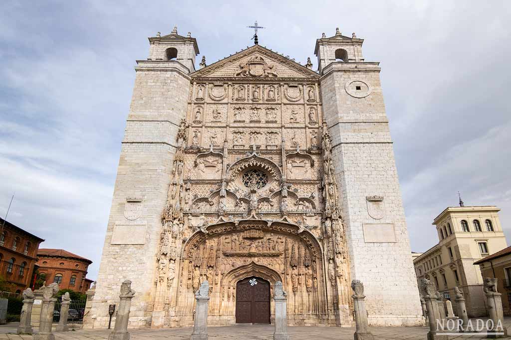 En la fachada de la iglesia de San Pablo predomina el estilo gótico isabelino.