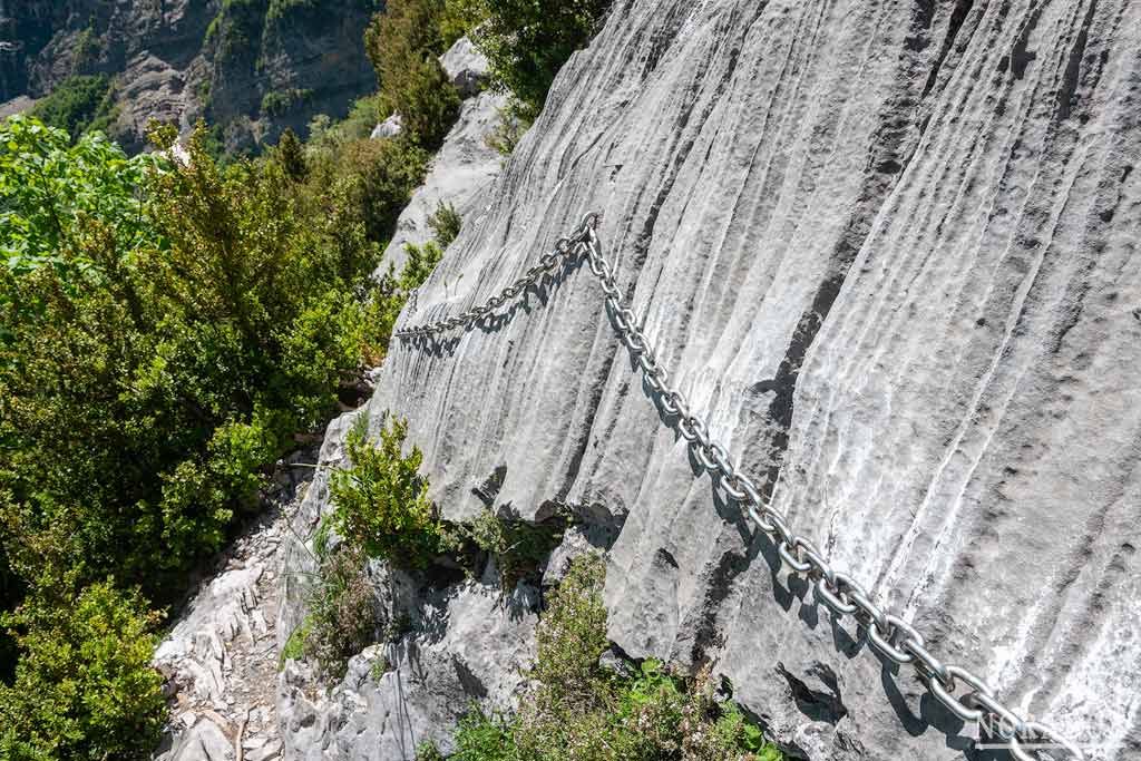 Paso con cadenas en la ruta de las Cascadas del Cinca y los Llanos de La Larri