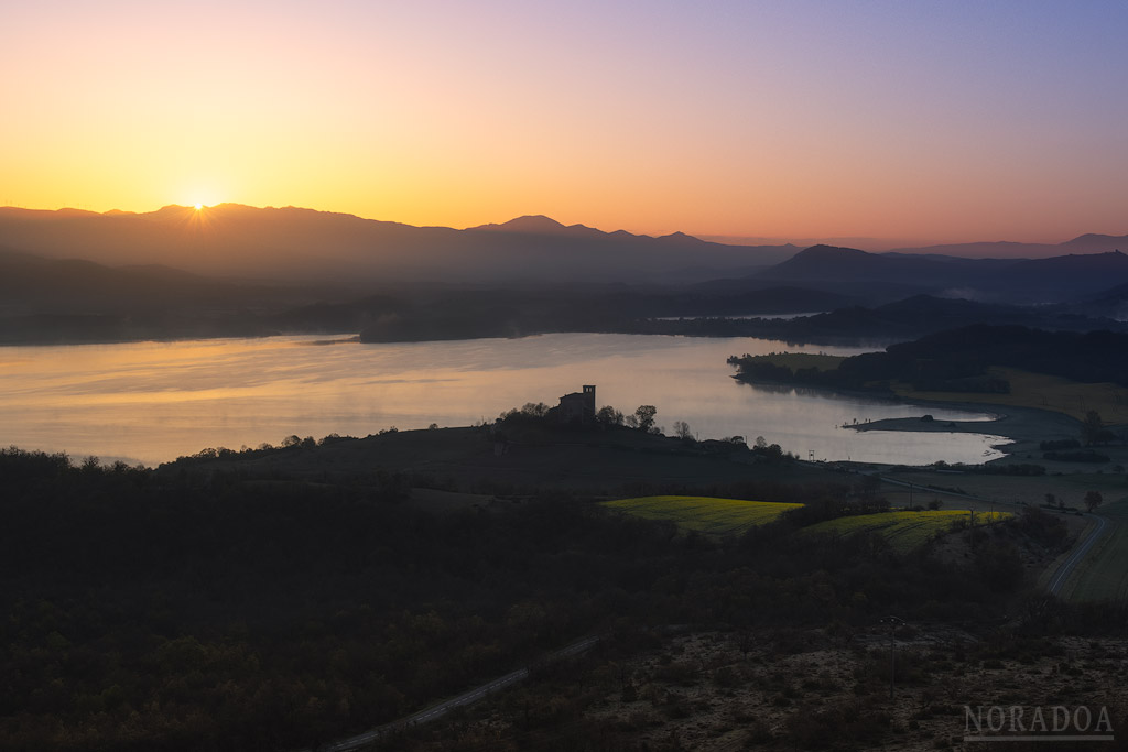 Vistas al amanecer desde el monte Santa Cruz con Nanclares de Gamboa/Langara Ganboa en primer plano